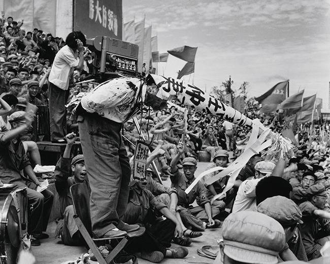 1966년 8월 26일 문화대혁명의 적으로 몰려 먹칠한 얼굴에 바보모자를 쓴 채 홍위병들에게 조리돌림당하고 있는 당 간부.  [열린책들 제공]