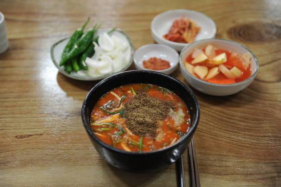 금강식당은 신선한 민물고기를 쓰고, 채소는 직접 재배한 것만 쓴다.