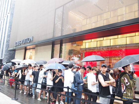 지난 7일 서울 청담동 루이비통x슈프림 팝업 매장 앞에 사람들이 길게 줄을 서 있다. 유지연 기자.