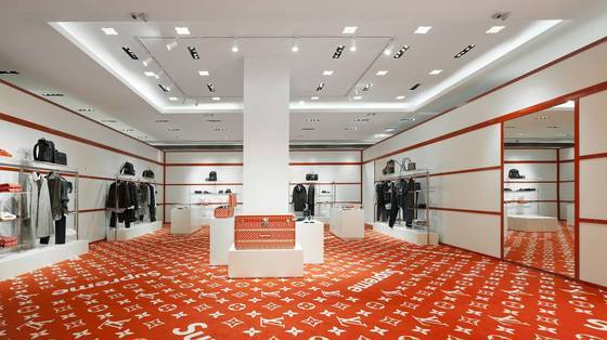 럭셔리 패션 브랜드 루이비통과 스트리트 패션 브랜드 슈프림의 전격 만남. 사진은 청담동 팝업 매장 내부. [사진 루이비통]