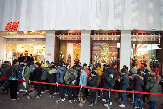 'H&Mx겐조' 컬래버레이션 의류를 사기 위해 서울 명동 H&M 매장 앞에 줄 선 사람들.[사진 중앙포토]