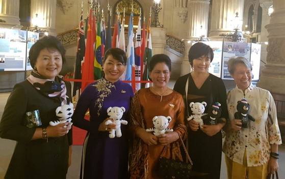 김정숙 여사가 ▲베트남의 쩐 웅우옛 뚜 여사, ▲인도네시아의 이리아나 조코 위도도 여사, ▲일본의 아키에 아베 여사, ▲싱가포르의 호 칭 여사 등 각 국가 정상의 배우자들에게?‘2018?평창 동계올림픽’의 마스코트인 수호랑·반다비 인형을 선물했다. (왼쪽부터) [사진 청와대 제공]