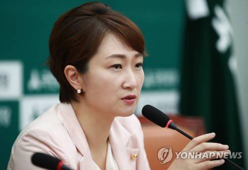 (서울=연합뉴스) 홍해인 기자 = 국민의당 이언주 원내수석부대표가 9일 오전 국회 원내대표실에서 열린 기자간담회에 참석해 발언하고 있다. 2017.7.9  hihong@yna.co.kr