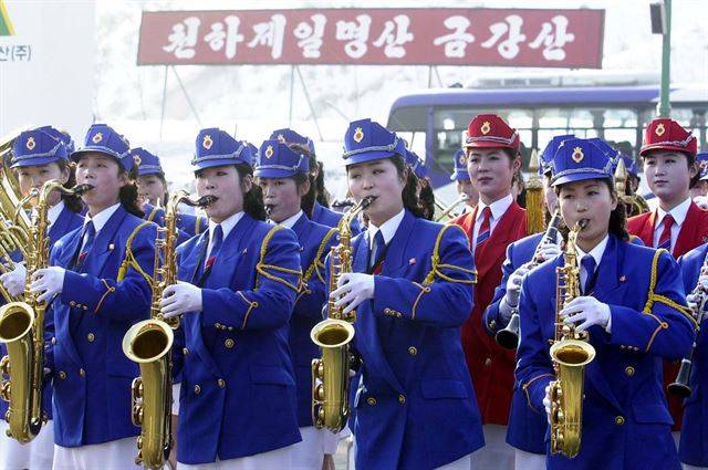 2003년 8월 1일 금강산 온정각에서 평양시 소속 청년 여성 취주악단 단원들이 금강산 육로관광을 축하하는 공연을 하고 있다. 한국일보 자료사진