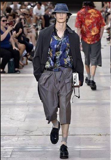 하와이안 셔츠에 오버사이즈 재킷과 팬츠로 여유로운 멋을 낸 2018 루이비통 컬렉션. [사진 루이비통]