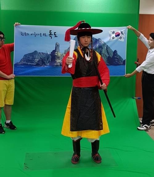 10일 오후 경기도 의정부고등학교에서 분장을 한 학생이 졸업사진을 찍고 있다.