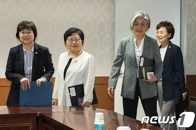 오른쪽부터 김현미 국토교통부 장관, 강경화 외교부 장관, 정현백 여성가족부 장관, 김은경 환경부 장관. 2017.7.12/뉴스1 © News1 유승관 기자