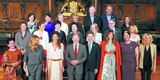 지난 7월 8일 오전 독일 함부르크 시청에서 열린 G20 참가국 퍼스트레이디와 퍼스트맨의 오찬 행사. 이날 미국 트럼프 대통령 부인 멜라니아(맨 앞줄 오른쪽에서 세번째)는 오렌지색 코트를 숄더 로빙 스타일로 어깨에 두르고 나타났다. 김성룡 기자