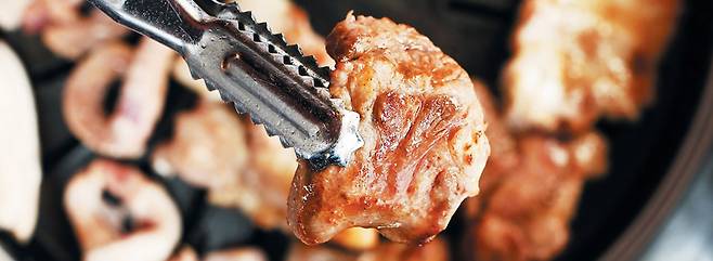 돼지고기 부위는 ‘핵분열’ 중이다. 사람들의 입맛이 발달하고 더 다양한 고기 맛을 즐기기 원하면서 없던 부위를 새롭게 개발하고 기존 부위를 더욱 세밀하게 나누는 시도가 외식 업계에서 활발하게 이뤄지고 있다. /양수열 영상미디어 기자
