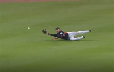 롯데 김문호가 한화 김태균의 타구를 슈퍼캐치로 막았다. MBC 스포츠플러스