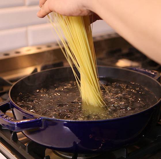 소면만큼 얇은 카펠리니면은 쉽게 익는다.