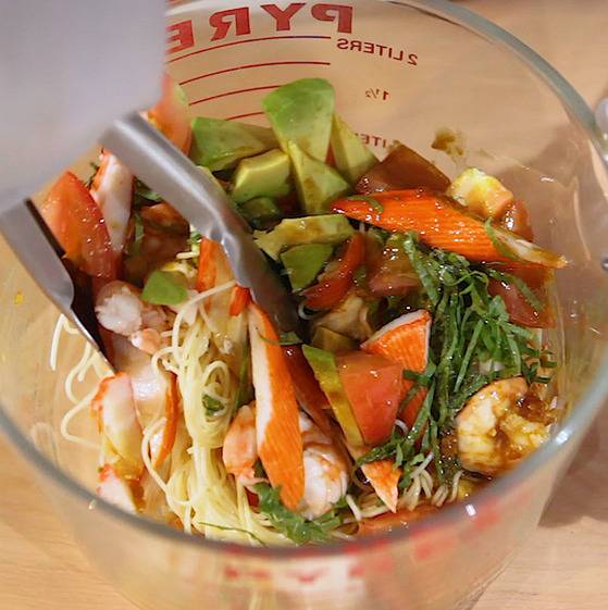 모든 재료를 볼에 넣고 섞기만 하면 된다.