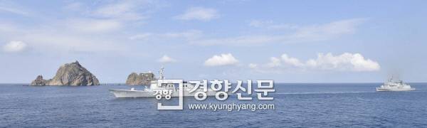 독도함이 독도 앞바다에서 기동 항해를 하고 있다. 독도함의 이름은 송영무 국방장관 후보자가 명명한 것이다..