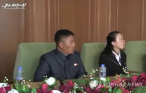 (서울=연합뉴스) 지난 2015년 북한을 탈출해 한국에서 살다가 이듬해 북한으로 몰래 돌아갔던 40대 탈북민 강모 씨가 지난달 다시 북한을 탈출해 최근 국내에 입국한 것으로 13일 확인됐다. 강씨는 한동네에서 살던 20대 여성 김모 씨와 함께 최초로 탈북해 2015년 3월 국내에 입국했지만, 지난해 9월께 김씨와 함께 북한으로 돌아갔다. 사진은 강씨(왼쪽)가 김씨(오른쪽)와 함께 지난해 11월 말 북한의 대외선전용 매체 우리민족끼리TV에 출연해 한국 사회를 비난하는 모습. 2017.7.13  nkphoto@yna.co.kr  (끝)