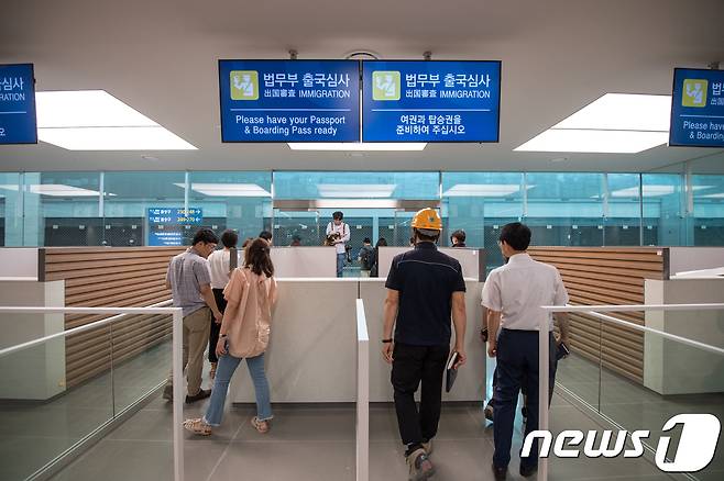 인천국제공항 제2여객터미널 출국심사대 둘러보는 취재진
