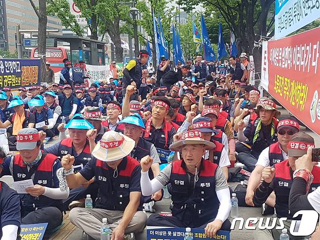 14일 오후 서울 종로구 세종로시민공원에서 한국노총 전국우정노동조합이 집배원 증원 등을 요구하며 결의대회를 열고 있다. 2017.7.14/뉴스1 © News1