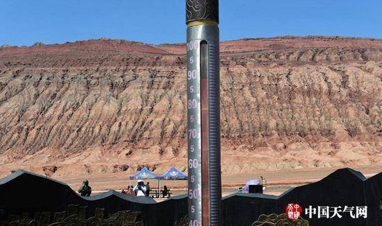 지난 10일 중국 신장 투루판시의 화염산에 설치된 온도계가 섭씨 82도를 기록하고 있다. 중국 전역에서 연일 40도에 육박하는 폭염이 이어지고 있다. [사진=중국톈치망]