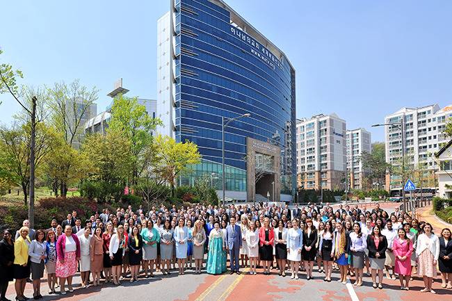 판교 신도시에 위치한 새예루살렘 판교성전을 방문한 북미, 유럽, 오세아니아 해외 신자들.