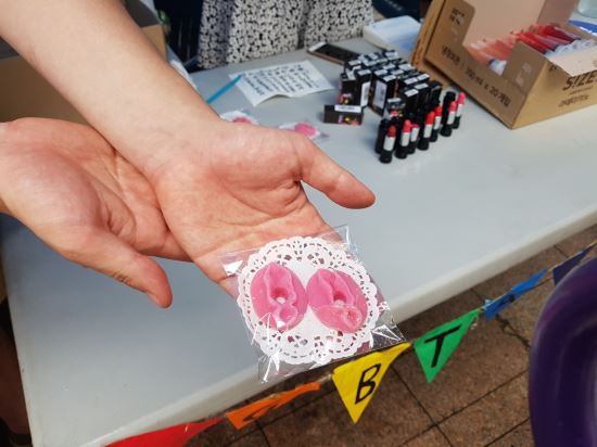 연세대학교 성소수자동아리 컴투게더가 15일 여성 성기모양의 비누인 '보지그라'를 2000원에 팔고 있다.