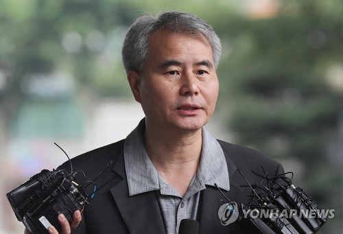 (서울=연합뉴스) 이지은 기자 = 국민의당 공명선거추진단 부단장이었던 김인원 변호사가 15일 오전 서울 양천구 서울남부지검으로 출석, 취재진의 질문에 답하고 있다. 검찰에 따르면 김 변호사는 대선 직전 추진단 수석부단장이던 김성호 전 의원과 함께 기자회견을 열어 준용씨의 한국고용정보원 입사 특혜 의혹을 뒷받침하는 조작된 제보를 공개한 혐의(공직선거법상 허위사실 공표)를 받는다. 2017.7.15      jieunlee@yna.co.kr