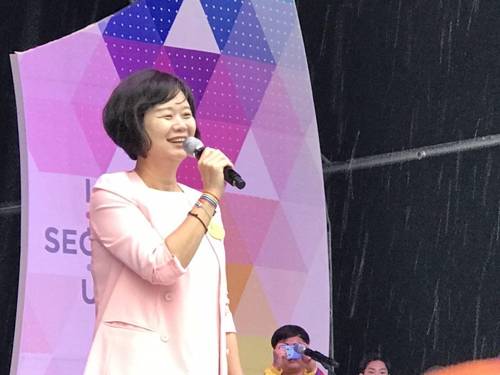 정의당 이정미 대표가 15일 서울광장에서 열린 퀴어문화축제에 참여해 축하 인사말을 하고 있다. [정의당 제공]