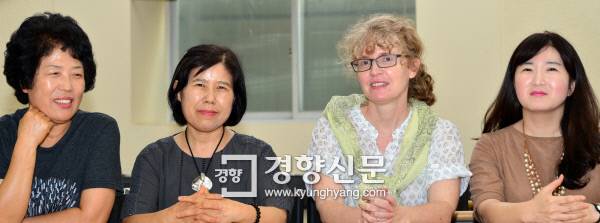 “책에 ‘여공’에 대한 편견도 있는 것 같아요.” <여공문학>의 저자 루스 배러클러프 교수(오른쪽에서 두번째)와 여공문학의 당사자인 석정남(왼쪽), 장남수 작가(왼쪽에서 두번째)가 진솔한 대화를 나눴다. 번역을 한 노지승 교수도 함께했다.   정지윤 기자