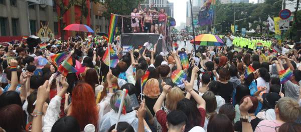 주말인 15일 퀴어문화축제에 참가한 시민들이 서울시청 앞에서 거리행진을 하고 있다. 이들은 들고 있는 부채와 우산 등의 무지개색은 성소수자를 상징한다.  연합뉴스
