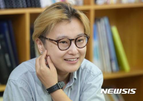 【서울=뉴시스】장세영 기자 = 서바이벌 연극 '창조경제-공공극장편'과 이 경쟁 시스템 연극에 참여한 907 연출 설유진이 14일 오후 서울 중구 남산예술센터에서 뉴시스와 인터뷰를 하고 있다. 2017.07.14. photothink@newsis.com