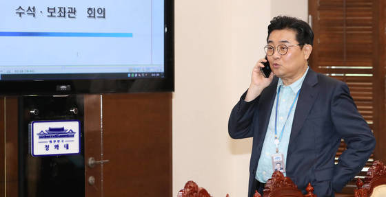 전병헌 정무수석이 17일 오후 청와대 여민관에서 열린 수석보좌관회의 시작에 앞서 전화를 받고 있다. 청와대는 이날 정무수석실에서 전 정부의 문건 1361건을 추가 발견했다고 발표했다. [연합뉴스]