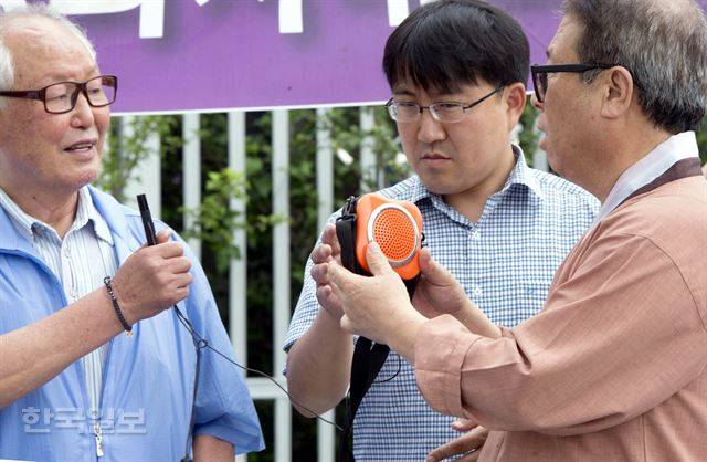 18일 서울 세종로 정부서울청사 앞에서 접경지역평화네트워크와 민통선평화교회 회원들이 대북 확성기 방송 중단 촉구 기자회견을 하고 있다. 서재훈기자