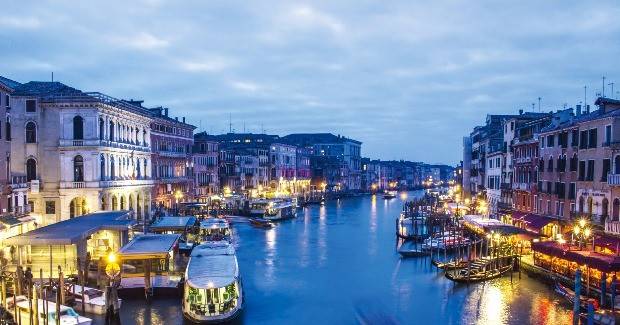 이탈리아 베네치아에 있는 대운하 카날 그란데는 수상교통의 중심 역할을 했다.