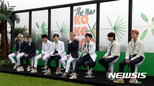 【서울=뉴시스】고범준 기자 = 보이그룹 엑소가 18일 오전 서울 광진구 그랜드워커힐서울 애스톤하우스에서 열린 정규 4집 'THE WAR' 컴백 기자회견에서 앨범 소개를 하고 있다. (왼쪽부터)찬열, 디오, 카이, 수호, 첸, 시우민, 백현, 세훈. 2017.07.18. bjko@newsis.com