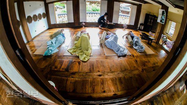 [저작권 한국일보] 19일 남산골한옥마을에서 아주대 국제여름학교 참가 학생들이 낮잠을 즐기고 있다.  2017.7.19 / 류효진기자  /2017-07-19(한국일보)