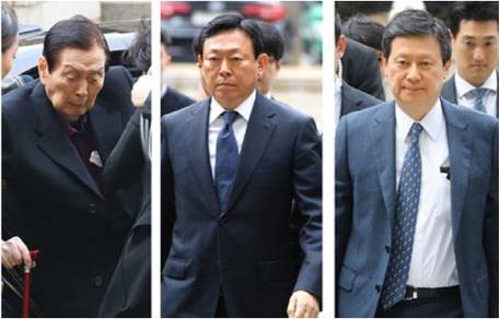 지난 3월 20일 신격호 롯데그룹 총괄회장(왼쪽부터)과 신동빈 롯데그룹 회장, 신동주 SDJ코퍼레이션 회장이 서울 서초구 서울중앙지법에서 열린 첫 정식 재판에 출석하고 있다. /연합뉴스 제공