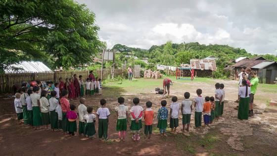 판캄마을 초등학교에서 드론 비행 시범을 보이는 모습.
