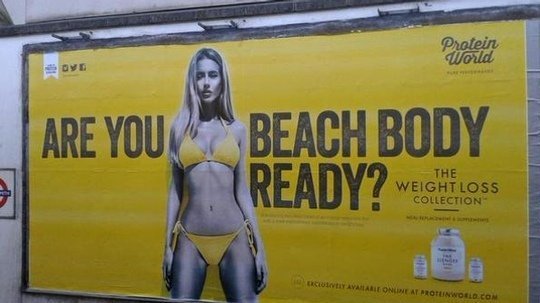 여성의 몸매 관리를 강조하는 영국 건강 음료 옥외 광고.