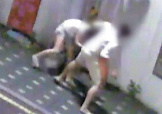 만취한 20대 손모씨가 여자친구를 무차별 폭행하고 있다. [사진 YTN 캡처]