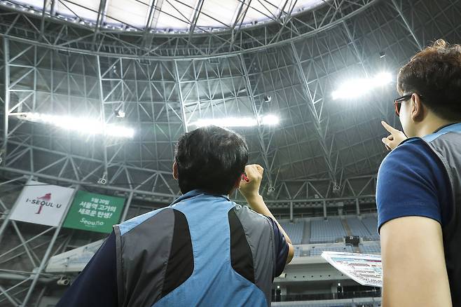 돔경기장 시설팀 이춘우 과장과 이민승 대리가 지난 5일 오전 서울 구로구 고척스카이돔에서 조명 하나하나 눈으로 보며 부점등 여부를 파악하고 있다. 김경록 기자