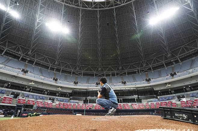 돔경기장 시설팀 이춘우 과장이 지난 5일 오전 서울 구로구 고척돔 마운드위에서 조명 조도를 측정하고 있다. 김경록 기자