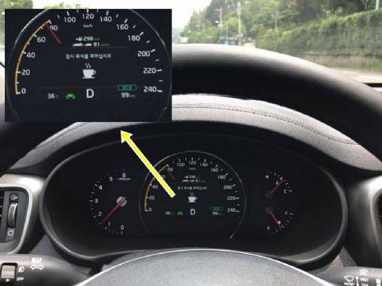 운전자의 피로를 감지해낼 수 있는 DAW 모드가 내장된 더 뉴 쏘렌토. 클러스터 화면을 통해 휴식을 유도할 수 있다. (사진=지디넷코리아)