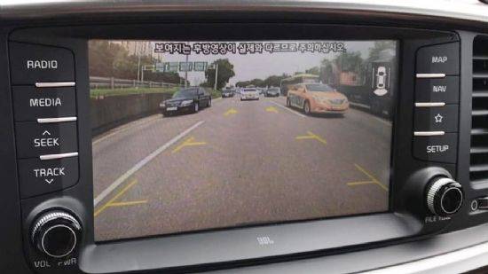 더 뉴 쏘렌토에는 주행중에도 후방 카메라를 띄울 수 있는 기능이 내장됐다. (사진=지디넷코리아)