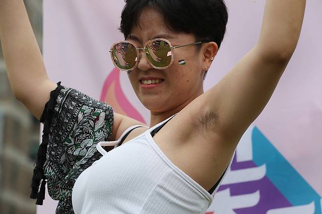 지난 15일 서울광장에서 열린 제2회 천하제일 겨털대회에서 참가자들이 겨드랑이털을 뽐내고 있다. 이정아 기자 leej@hani.co.kr