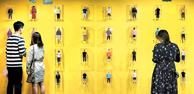 아트토이컬쳐가 열린 코엑스에서 관람객들이 작품을 감상하고 있다.