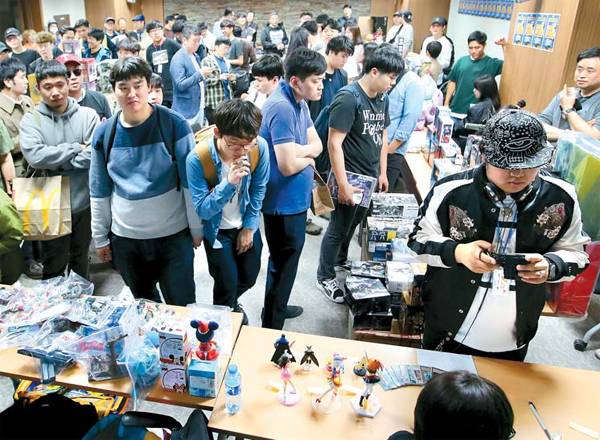 50여 평의 강의실에서 열린 피겨 중고장터에 판매자와 구매자들의 발걸음이 이어지고 있다.