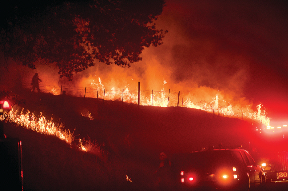 불바다 된 캘리포니아 - 지난 18일(현지시간) 미국 캘리포니아주 마리포사 카운티에서 소방대원들이 산불을 잡으려고 안간힘을 쓰고 있다. 지난 16일 발생한 이번 산불은 고온건조한 기후에 강풍을 타고 빠르게 번져 발생 4일째인 19일까지 일대 194㎢를 불태웠다.마리포사 AP 연합뉴스