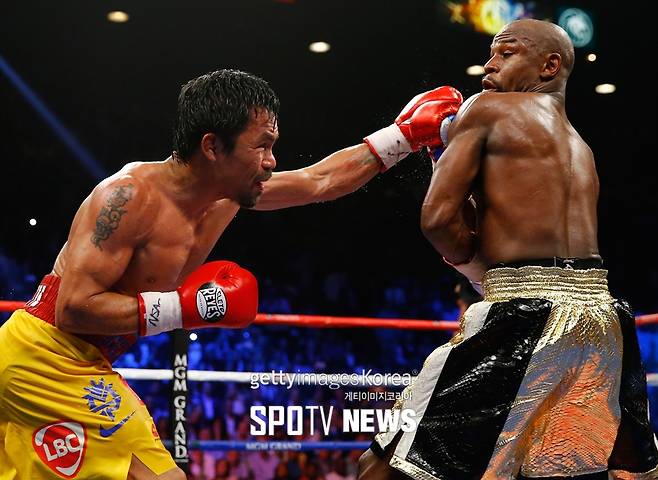 ▲ 플로이드 메이웨더는 숄더 롤로 상대의 펀치를 튕겨 낸다.