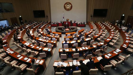지난 6일 오후 서울 여의도 국회에서 추가경정예산안 본심사를 위해 열린 예산결산특별위원회 전체회의에서 윤후덕 더불어민주당 간사가 의사진행 발언을 하고 있다. 이날 예결위에 자유한국당, 바른정당, 국민의당 의원들은 불참했다. /사진=뉴스1