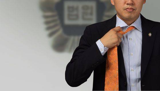 무더위를 피하고 사내 문화를 바꾸기 위한 일환으로 남성 일상복에 노타이가 늘어나고 있다. [중앙포토]