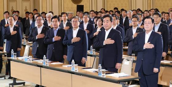 문재인 대통령과 이낙연 국무총리 등이 참석한 7월 19일 청와대 영빈관에서의 국정과제 보고대회. [청와대사진기자단]