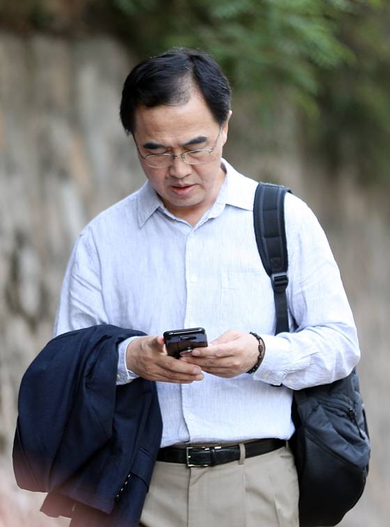 조명균 통일부 장관도 후보자였던 6월 20일 노타이 차림으로 출근했다. [연합뉴스]